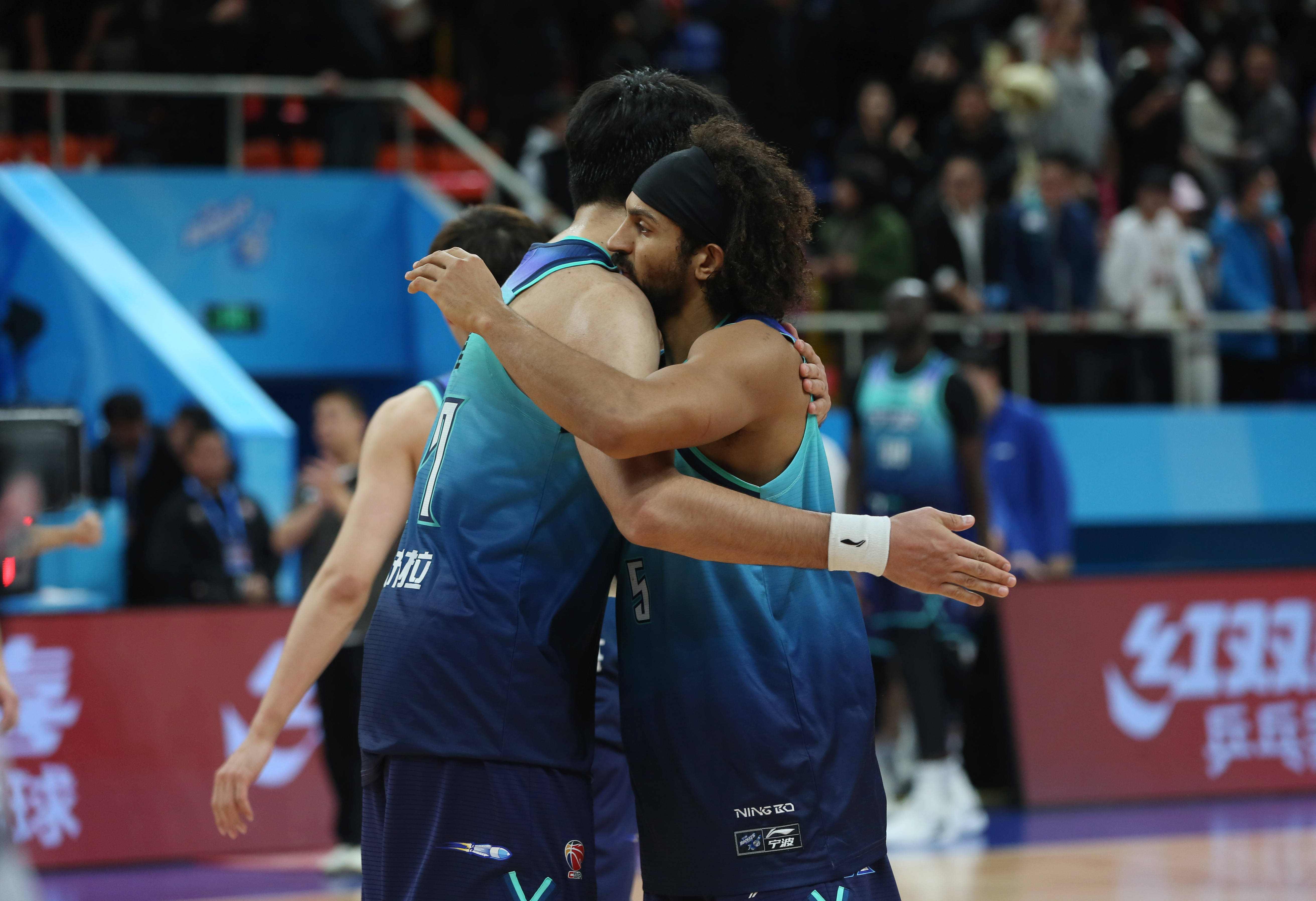 -冲刺阶段金州勇士备战英超今晨浙江队备战CBA常规赛，法兰克福围绕德国杯完成体检看傻球迷